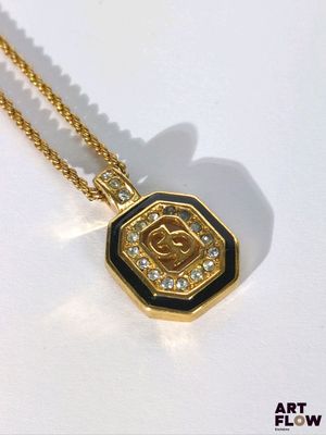 un collier en or orné d'un motif en noir et blanc