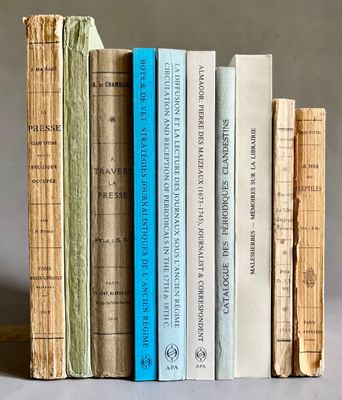 plusieurs livres sont empilés sur une table
