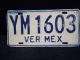 une plaque d'immatriculation sur laquelle est inscrit « ym 1603 »