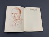 un livre ouvert sur lequel figure le dessin d'un homme en costume-cravate
