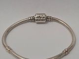 un bracelet plaqué argent muni d'un fermoir et d'un fermoir de sécurité