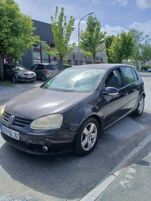 une voiture noire garée sur le bord de la route