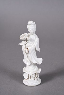 une image représentant une statue de femme tenant un panier de fleurs