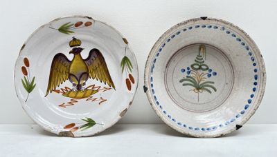deux assiettes avec un oiseau peint sur une table