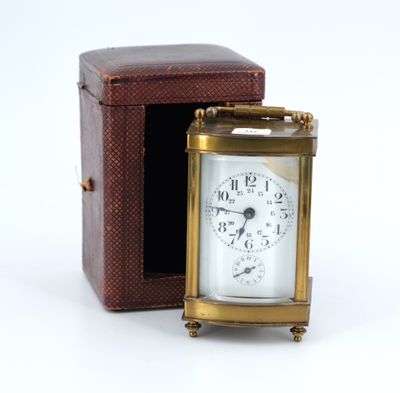 une petite horloge qui se trouve à l'intérieur d'une boîte