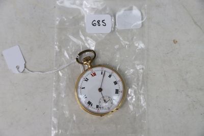 une montre de poche en or avec des chiffres romains
