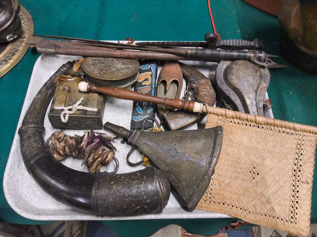 Lot oriental, gourdes en cuivre, petite lance, boîte à ceinture e...