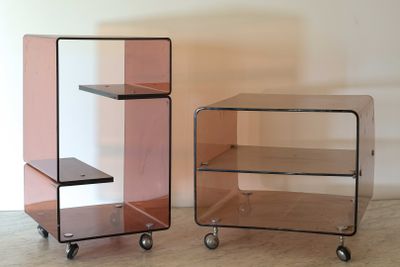 deux étagères en verre équipées de roulettes de chaque côté