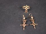 une paire de boucles d'oreilles en or ornées d'étoiles sur un fond noir