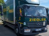 deux camions garés l'un à côté de l'autre