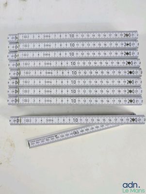 six règles sont empilées les unes sur les autres sur une table