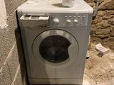 un lave-linge et un sèche-linge dans le coin d'une pièce