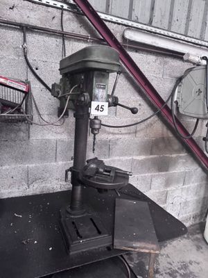une machine posée sur une table