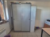 une image représentant une pièce avec une porte coulissante et un bureau