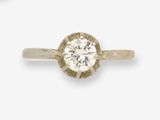 gros plan d'une bague en diamant sur fond blanc