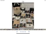 capture d'écran d'une photo montrant un mannequin posé sur une table sur laquelle se trouvent d'autres objets