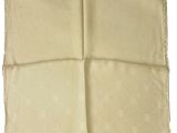 un gros plan d'un morceau de tissu sur fond blanc