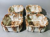 deux bols marron et blancs posés sur une surface grise