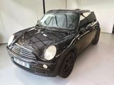 une petite voiture noire garée dans un garage