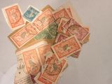 une pile de vieux timbres posés sur une table
