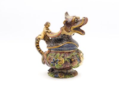 une figurine représentant un dragon posée sur une théière
