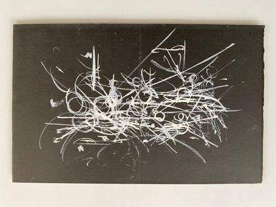 une image en noir et blanc d'une peinture sur un mur