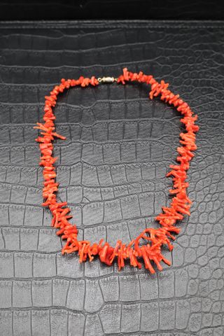 Collier en corail. L : 45