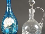 deux vases en verre posés l'un à côté de l'autre sur une table