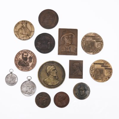 un assortiment de pièces anciennes est disposé en cercle sur une surface blanche