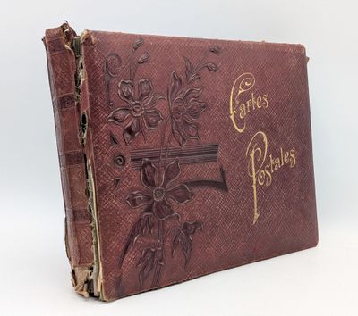 un vieux livre orné d'une croix et de fleurs