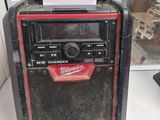 une radio posée sur une table dans une pièce