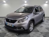 la voiture argentée est garée dans le garage sur un sol en damier