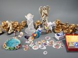 beaucoup de figurines qui se trouvent sur la table