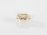 une bague en or jaune sertie de deux diamants