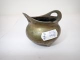 un petit pot en métal muni d'une étiquette