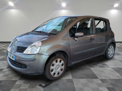 la photo d'une petite voiture garée dans un garage