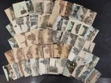un lot de vieilles cartes postales posées sur une table
