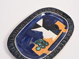 une image représentant une assiette bleue et noire sur laquelle figure un oiseau