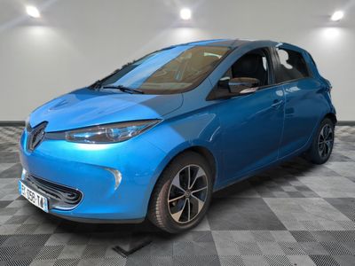 une photo d'une voiture bleue dans un showroom