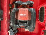 une boîte à outils rouge avec des outils sur le sol