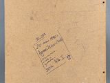 une vieille photo montrant un morceau de carton sur lequel sont inscrits des mots