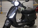 un scooter garé dans un garage