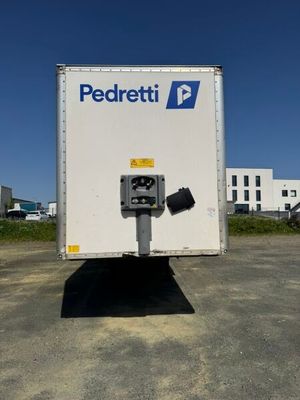 un fourgon blanc garé sur un parking