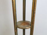 une petite table surmontée d'une étagère