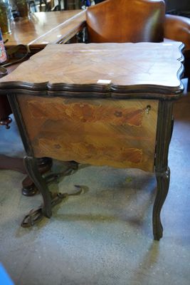 Machine à coudre DEÏLOR dans un meuble en bois plaqué simula…