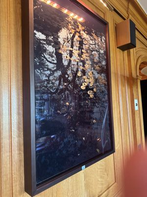 un tableau accroché au mur d'un immeuble