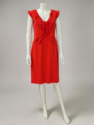 une robe rouge sur un mannequin, un mannequin, un mannequin, un mannequin, un mannequin, un mannequin, un mannequin, un mannequin, un mannequin