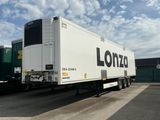 un gros camion blanc garé sur un parking