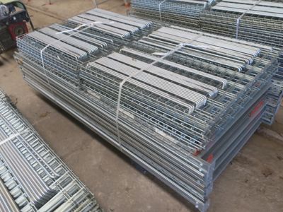 un grand nombre de barres d'acier empilées les unes sur les autres