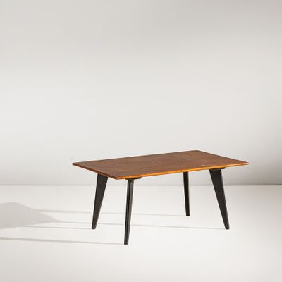 une table en bois aux pieds noirs reposant sur un plateau blanc